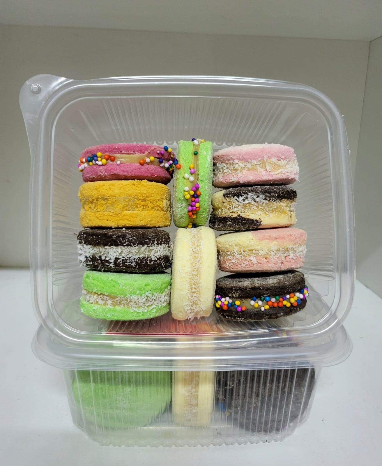 Alfajores con grajeas de colores