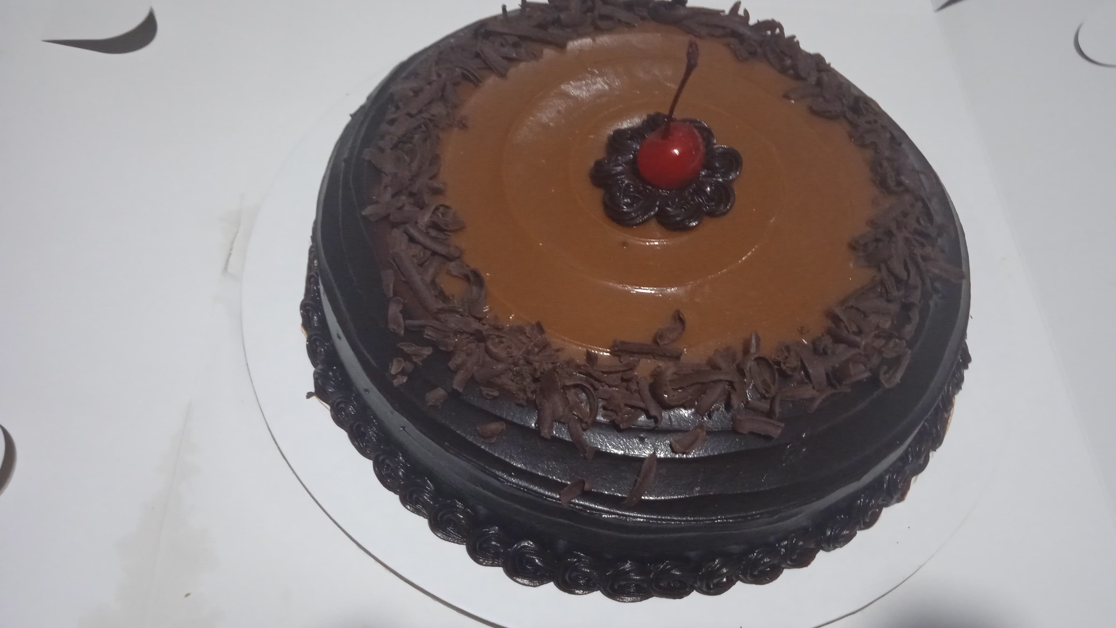 Torta húmeda de chocolate con fudge y cereza — imagen 1